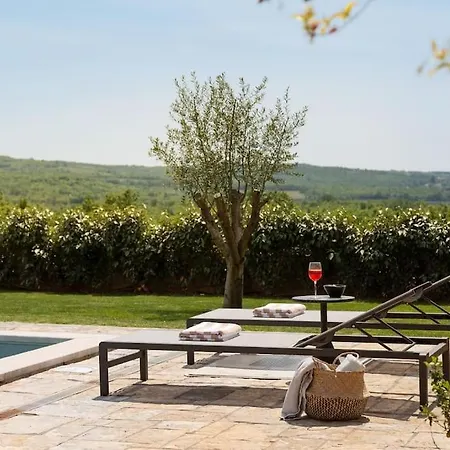 Rustic Cardamine With A Pool In Istria *